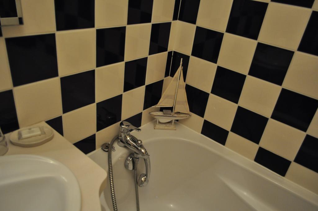 Le Chateau Des Ormes Bed & Breakfast Lambersart Ruang foto