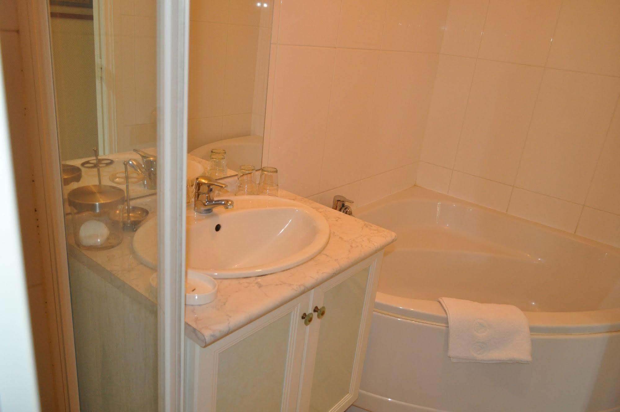 Le Chateau Des Ormes Bed & Breakfast Lambersart Bagian luar foto