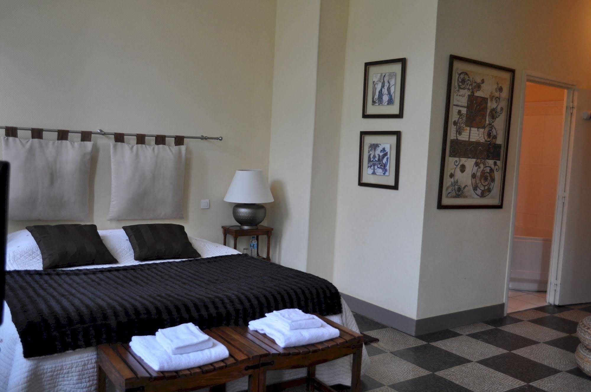 Le Chateau Des Ormes Bed & Breakfast Lambersart Bagian luar foto
