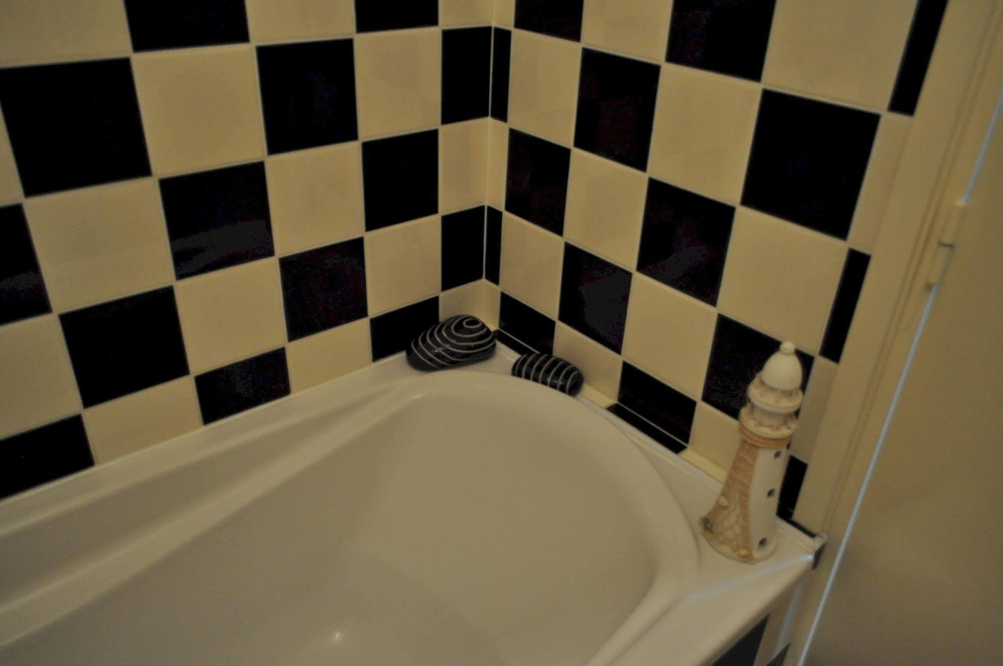 Le Chateau Des Ormes Bed & Breakfast Lambersart Bagian luar foto