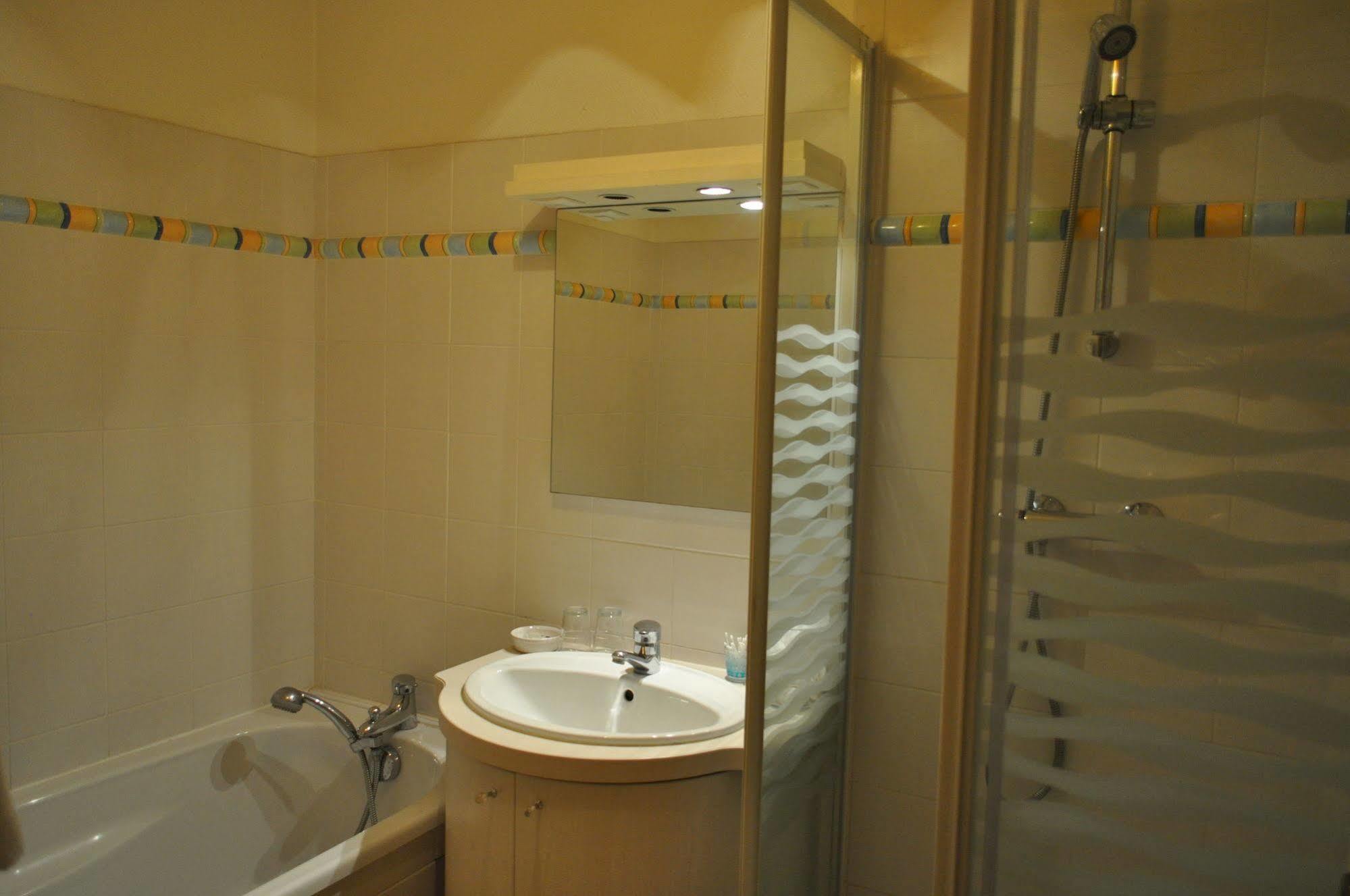 Le Chateau Des Ormes Bed & Breakfast Lambersart Bagian luar foto